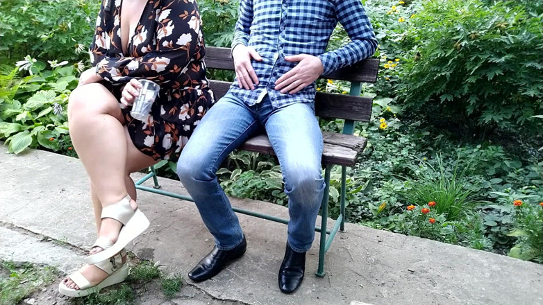 OurFetishLife: O sexy cu picioare superbe se pișă într-un pahar și o oferă...