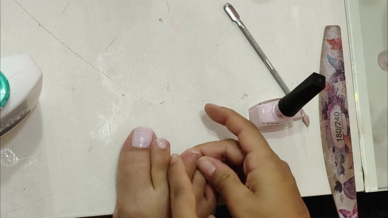 Isabel: Pintando unhas