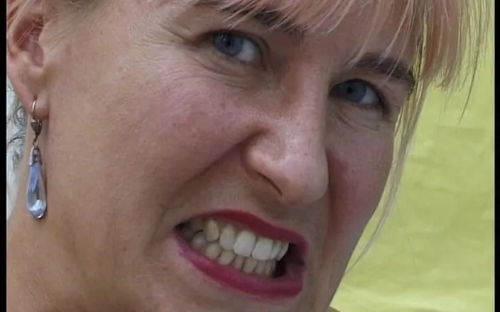 YOUR FIRST PORN: So Masturbiert Eine Reife Frau - This Is How a Mature...
