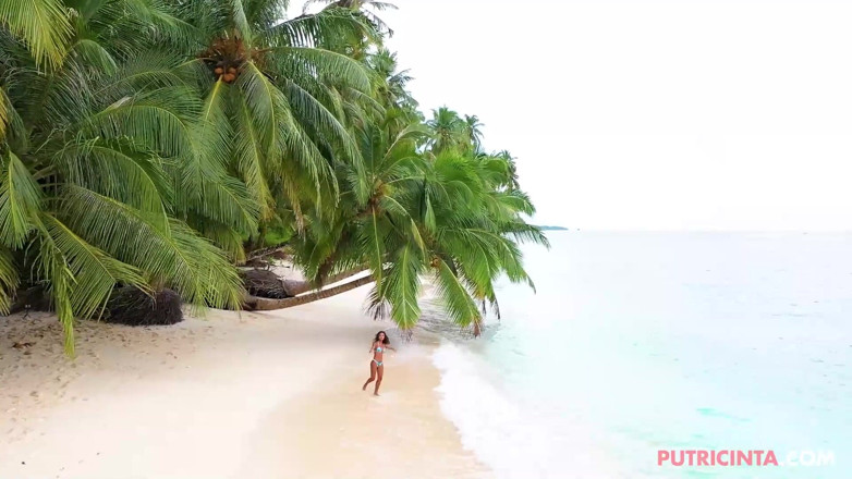Putri Cinta: Asian babe Putri Cinta in 'Palm Beach'
