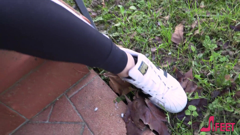 Smokin Fetish: Buitenshuis rokend op de trap met lieve Petra