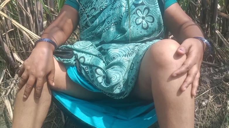 Vaishnavi35: Tamil zia si masturba nella piantagione di canna da zucchero