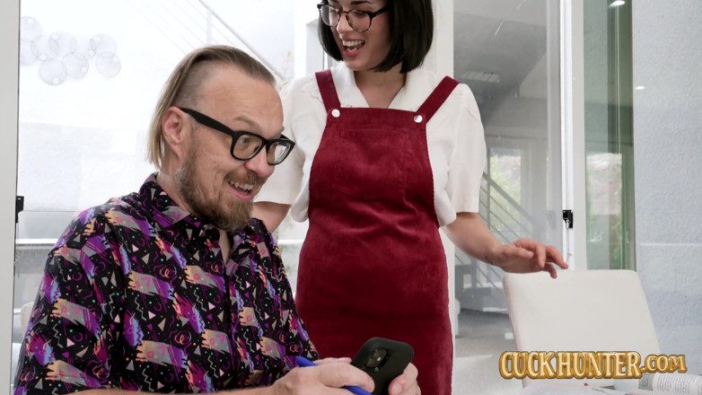 Cuck Hunter: 無視された妻オリーブガラスcuckolds夫と大きな黒檀ディック
