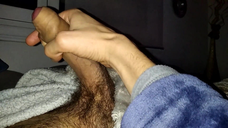 Elvissc: Voglio che la tua mano masturbi questo grosso cazzo mentre...