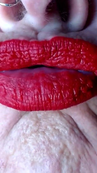 Aplicación de lápiz labial rojo, labios de pato caliente fumando milf