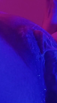 Ejaculez de două ori la rând cu dildo-ul meu mare cu spermă