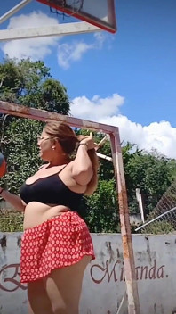 Latina mit dicken möpsen spielt mit einem basketball