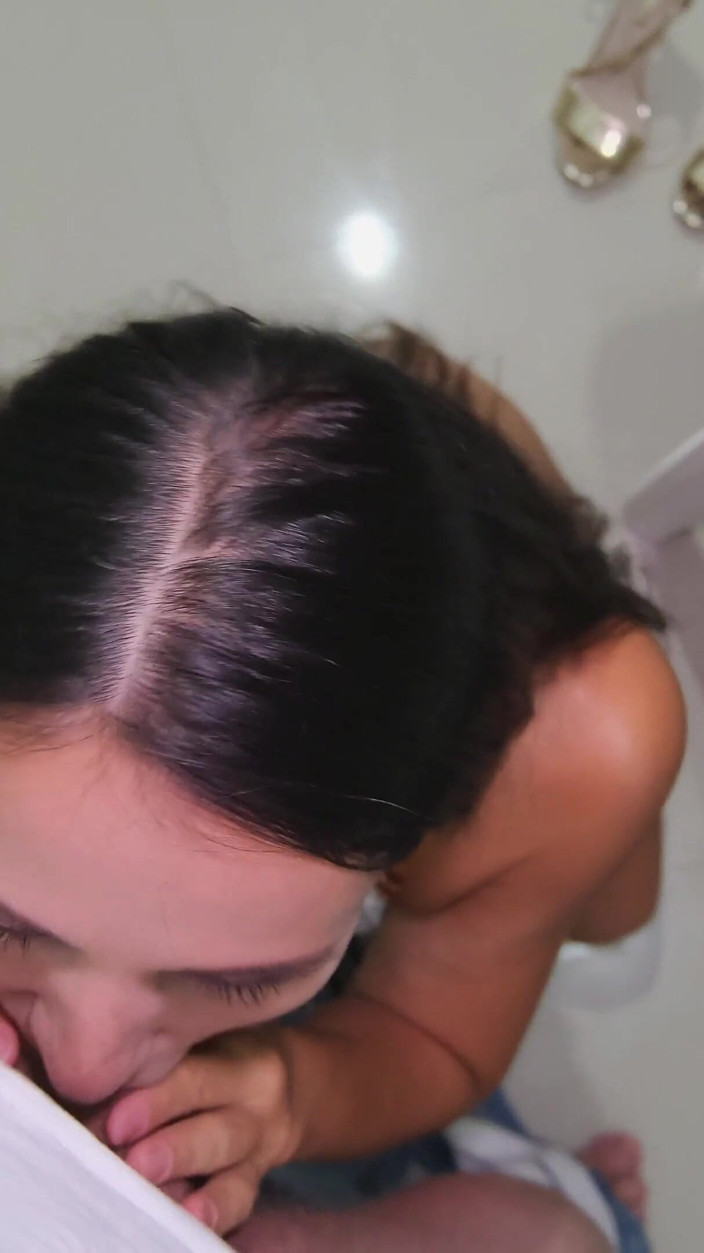 PassionBunny: POV Sex oralny przez napalona żona z wytryskiem na twarz
