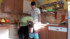 Crunch Boy: Futut de prietenul său în bucătărie