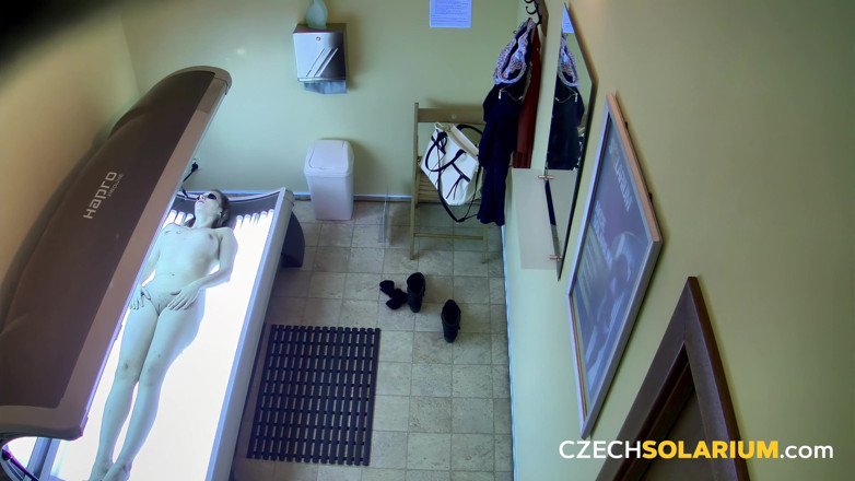 Czech Solarium: Czech Solarium 225: ผจญภัยพลังงานแสงอาทิตย์สุดเหี้ยมของสาวสีผมบรูเน็ต