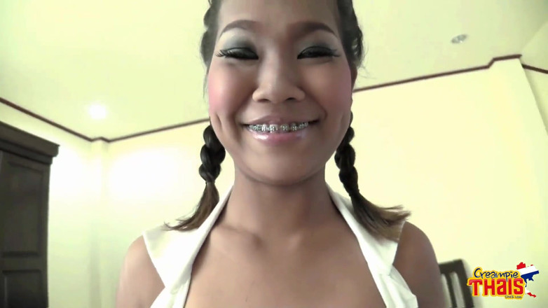 Creampie Thais: Armmy Cantik Thai yang cantik tahu cara berkongkek
