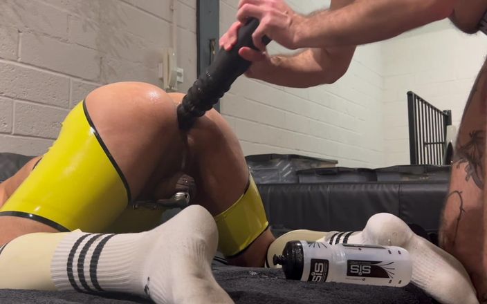 davidedpxxx: Jeu hardcore avec des @jg90 en caoutchouc jaune FF, double fisting,...