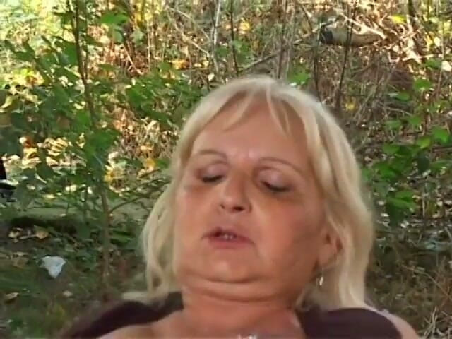 Old Good Porn: Hardcore dziwka wie, jak się dziko pieprzyć z tym młodym...