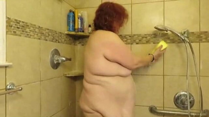 BBW nurse Vicki adventures with friends: Umyjte si sprchu mojí velkou houbou a škádlí kluka z macechy