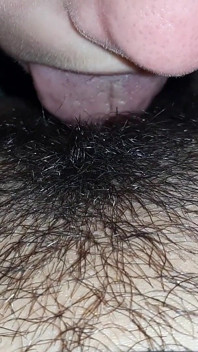 Como su coño muy peludo y rápidamente la llevo al orgasmo