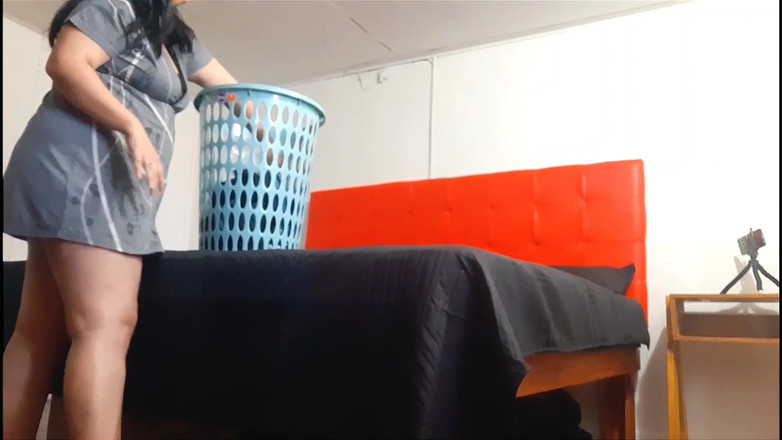 BBW Kelly Mom: Nevlastní matka třídí oblečení a je ošukána překvapením