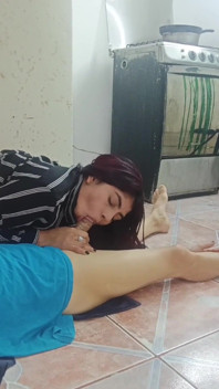 Bela enteada curvilínea faz sexo com seu padrasto enquanto ele está consertando o encanamento