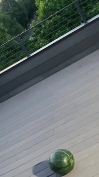 Un pompino e sborrata in piedi dopo aver perso il gioco non si vede mai che prima