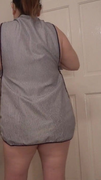 彼女の大きなお尻と胸のオープンパネルエプロンストリップショー