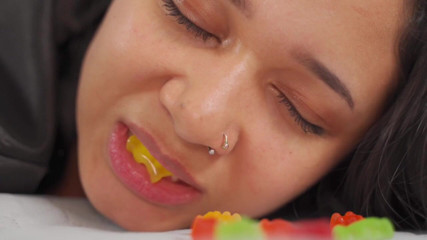 Isabel: หนุ่มละติน Devore ตัวเล็ก Gummy