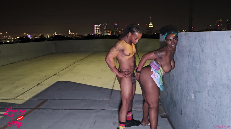 LyricsWay: Anální ebenový pár na střeševeřejné kouření