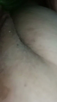 Mi sveglio eccitato di notte e inizio a scopare la figa con un cetriolo. Primo piano della figa bagnata di una matura amatoriale.
