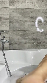 MILF mit dicken titten reibt ihre schöne muschi im badezimmer (echte amateur selbstgedreht)