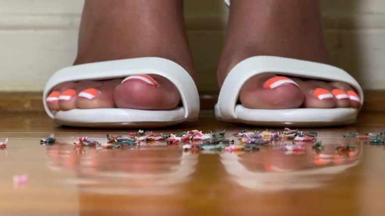 Pink Foxx: Giantess Pink Foxx穿着白色高跟鞋