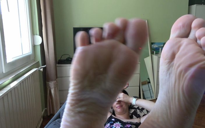 Anna Sky: Anna Shows Her Feet Close-up