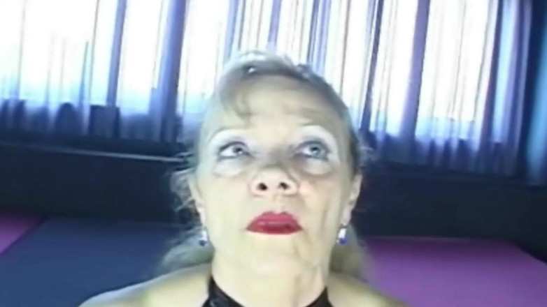 Monde Francais: Sledujte tuto francouzskou Domina si hraje se svou kundičkou v...