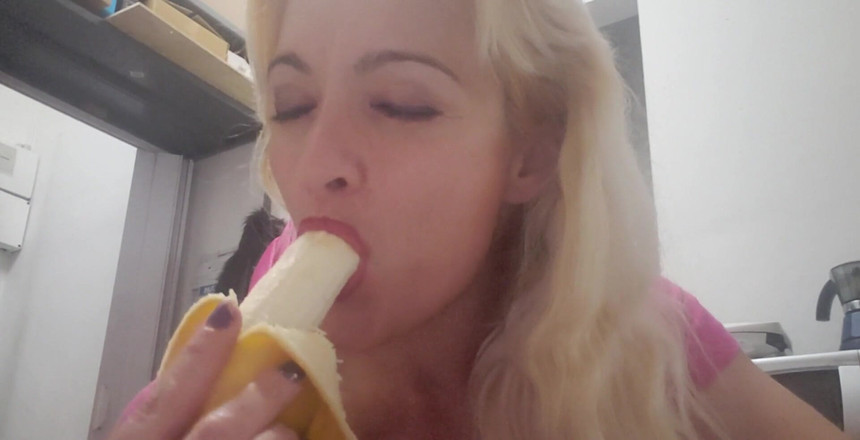 Mary Rider Pornstar: 食物和性？香蕉口交！