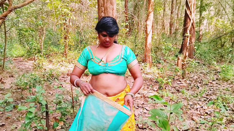 Telugu honey lips: Sexe dans la forêt en plein air. Une bhabhi desi...