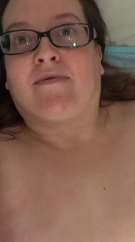 赤いランジェリーのセクシーな妻は、巨乳のショーをストリップショー