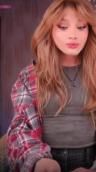 Menina itelia ao lado