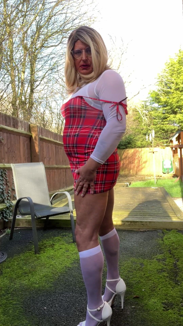 Kellycd2022: Amateur Crossdresser Kellycd2022 Sexy MILF Peeing in My White Bodysuit...