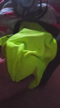 Usando meu sutiã de meia-irmã para me ajudar a gozar em seu sutiã verde Nike Pro Sports