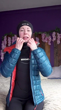 Surpresa wetsuit revelam para distrair meu namorado