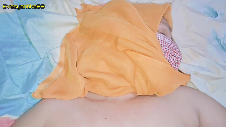 Pasutri indo: Öğretmenim kız arkadaşım amımı sikmeye bağımlı ve öğretmenimin yarağının crotin içinde çok...