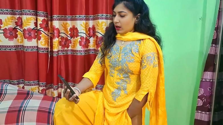 Laila xxx porn169: Ma demi-sœur desi se doigtait la chatte, je l’ai aidée...