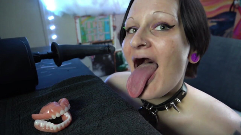 GothBunny6669: Goth Slut mengambil gigi keluar untuk kongkek muka selamba oleh...