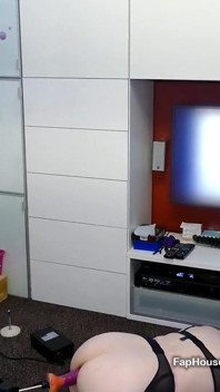 L'incredibile scopata di un macchinario con un doppio dildo