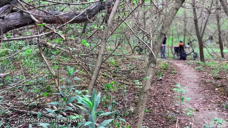Nick Lewis: Ormanın derinliklerinde sikiliyor - seyir halindeki sürtük götünü siktiriyor