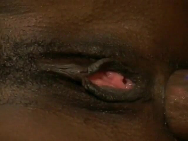Hot and Wet: Une black sexy aux seins naturels chevauche une bite noire...