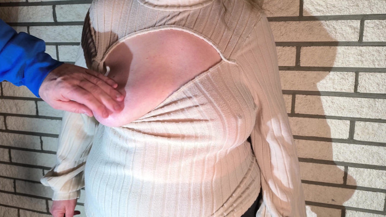 Bouncy Tits Action: Sevgililer günü için çıplak göğüslerini kullanıyor