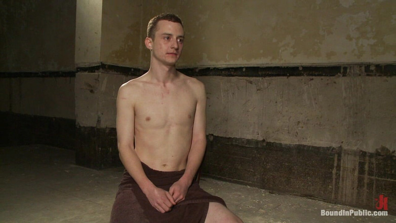 Bound in public: Ich bin eine Hure ... Ich brauche schwanz, sperma und schmerzen,...