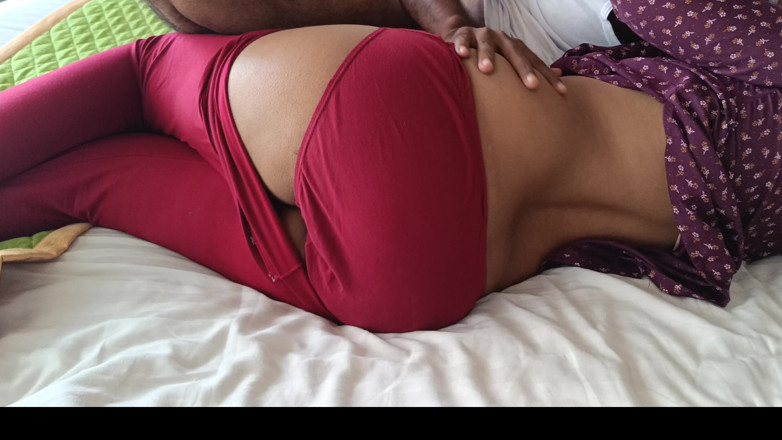 Pushpa porn: チェンナイの主婦はマネージャーとベッドを共有しました