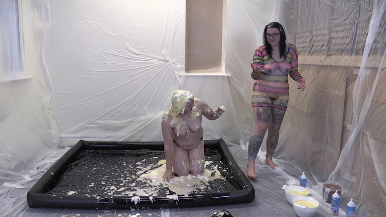 Gunked up girls: Jodie Cummings robi się bałagan