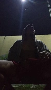 Žádný muž v teplé košili v parku se pouze svetrem, který se cítí v teple