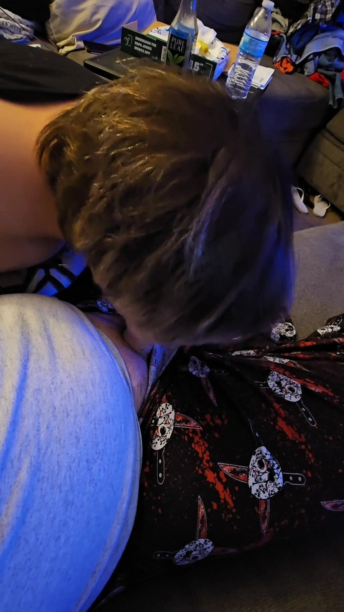 Funhousewife69: Netflix dan nyepong kontolnya hampir ketahuan nyepong kontol di sofa