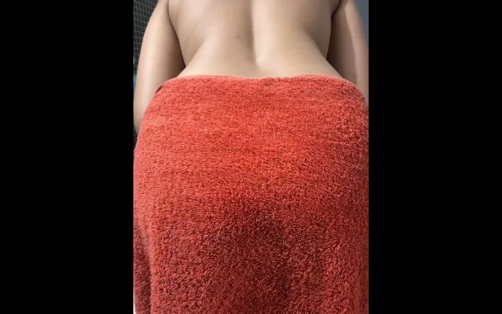 Indian Tubes: Жена показывает свою очко в ванной.